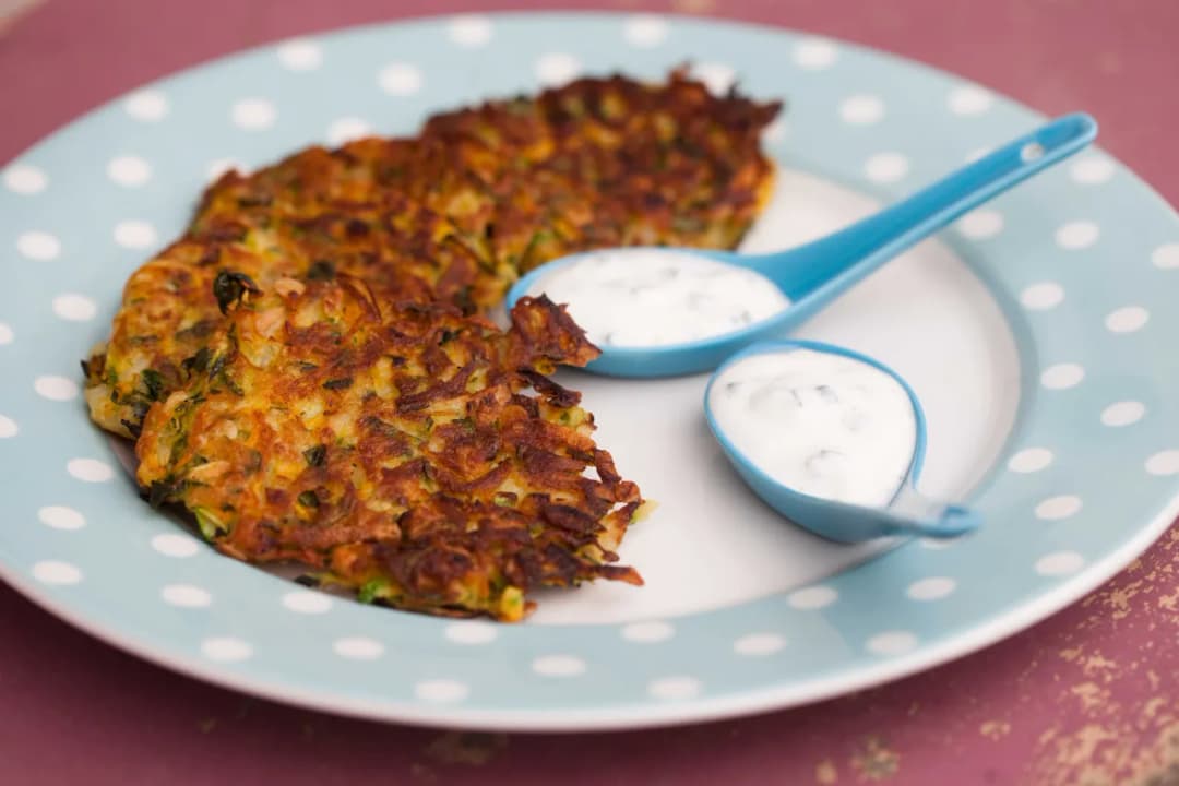 Sos do placków z cukinii: 10+ przepisów, które odmienią danie!