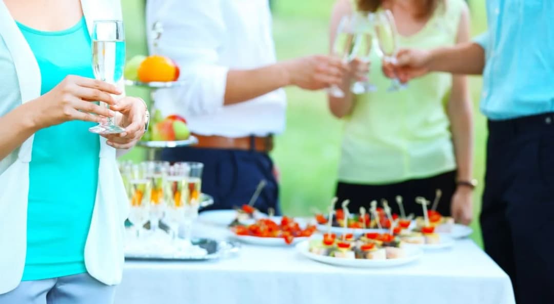 Jak założyć firmę cateringową? Przewodnik krok po kroku i zysk!