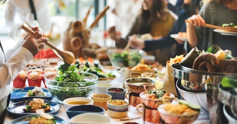 Ile kosztuje catering na 30 osób? Sprawdź ceny i oszczędzaj!