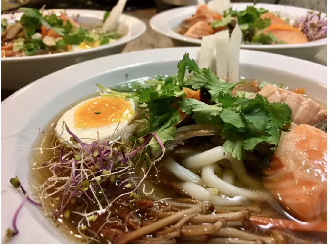 Jaką zupę z rosołu? 12 pomysłów: Klasyka, kremy i ramen!