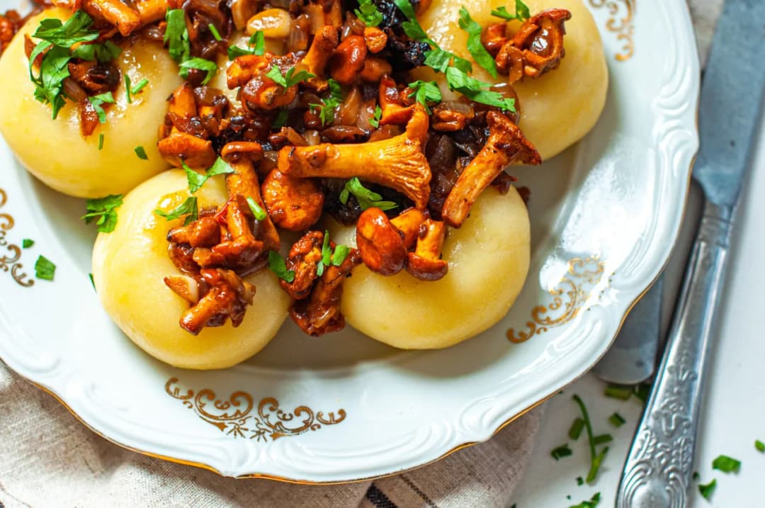 Z czym podawać kluski śląskie? Od klasyki po wege hity!