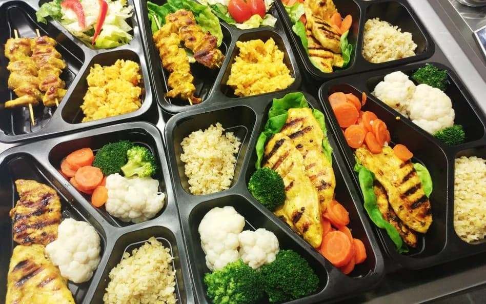 Catering jako koszt firmy? Zasady, VAT i jak uniknąć błędów!