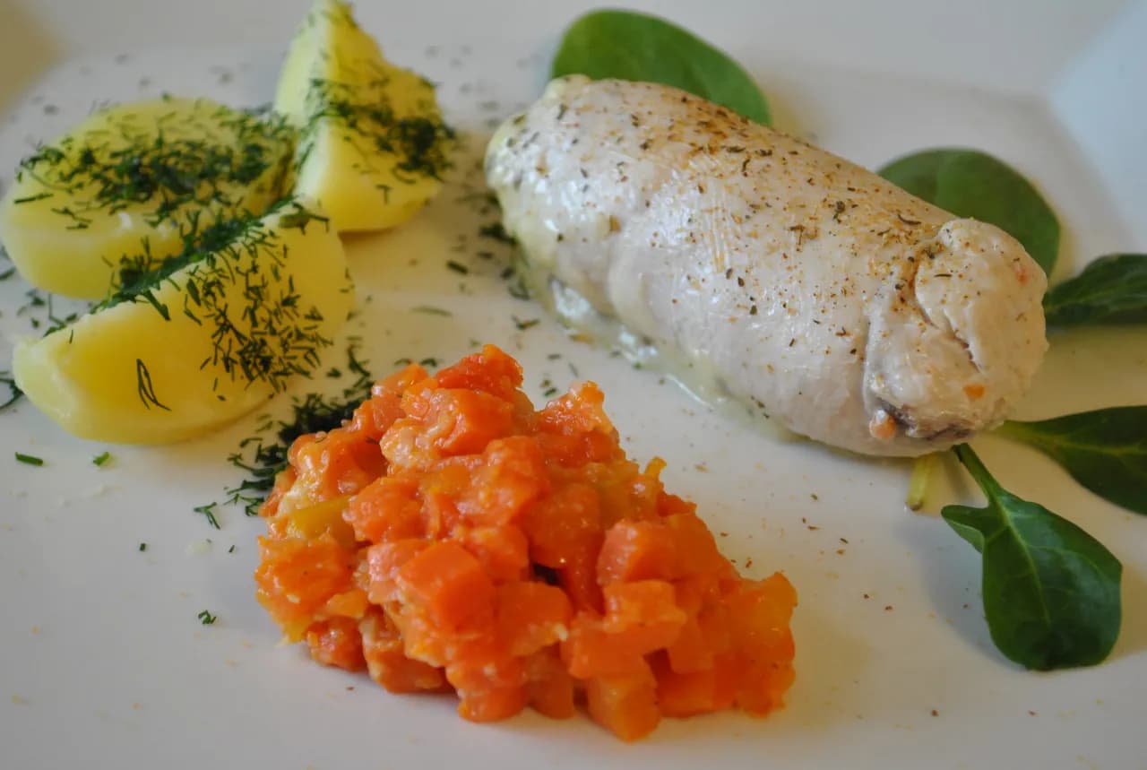 Gotowana pierś z kurczaka: 20+ pomysłów na dania bez marnowania