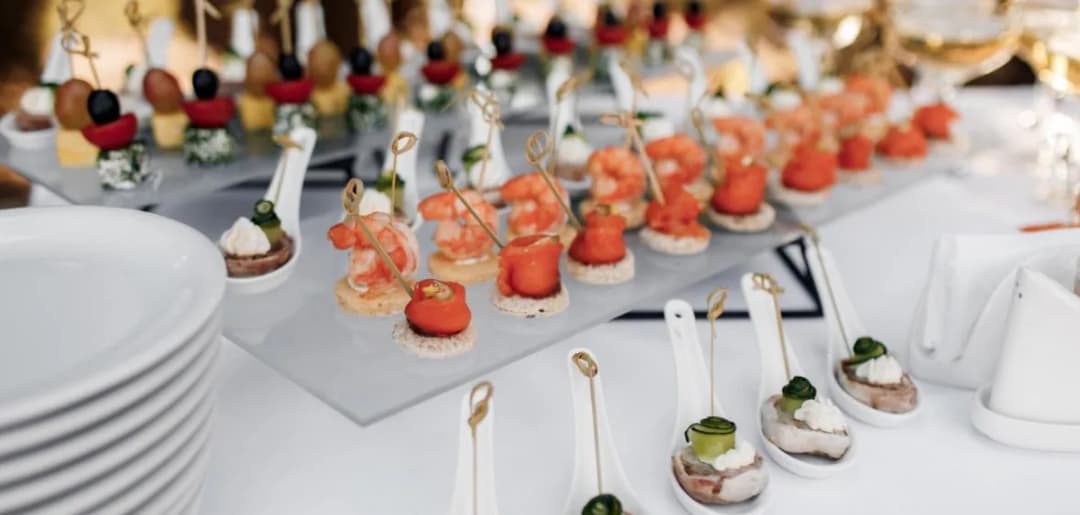 Catering na urodziny: ile kosztuje? Planuj budżet mądrze!