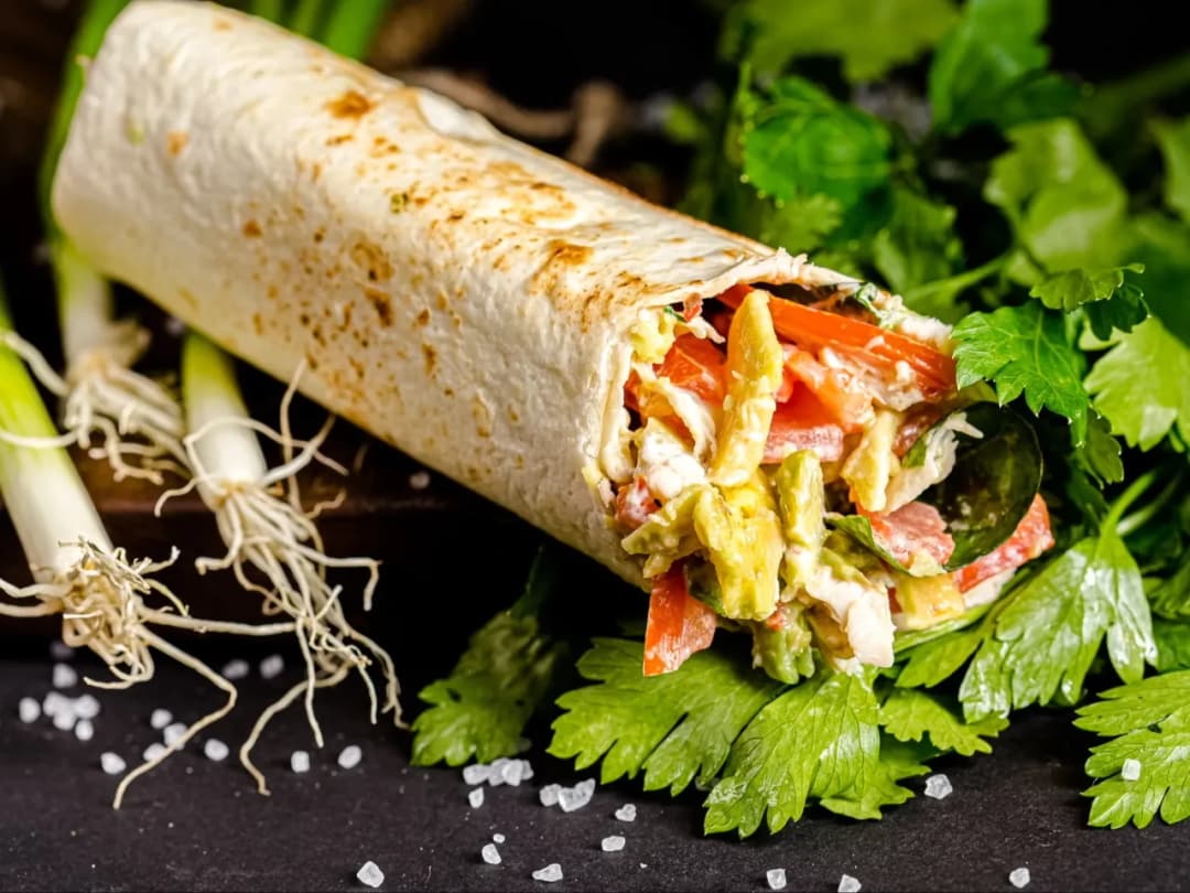 Placek tortilla: Z czym jeść? 30+ pomysłów na farsz i sosy!