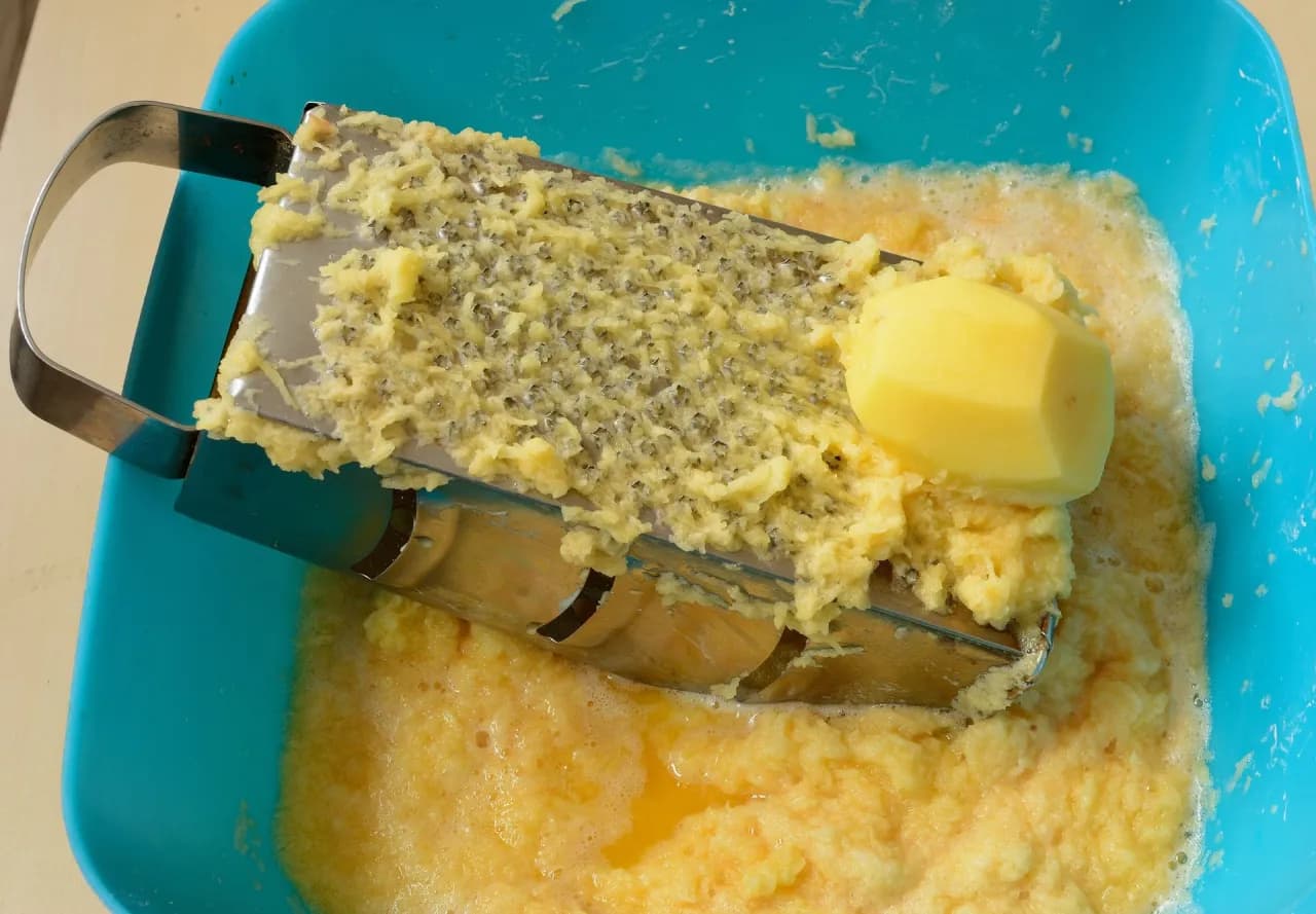 Ciasto na placki ziemniaczane w lodówce? Jak przechowywać, by nie ściemniało?