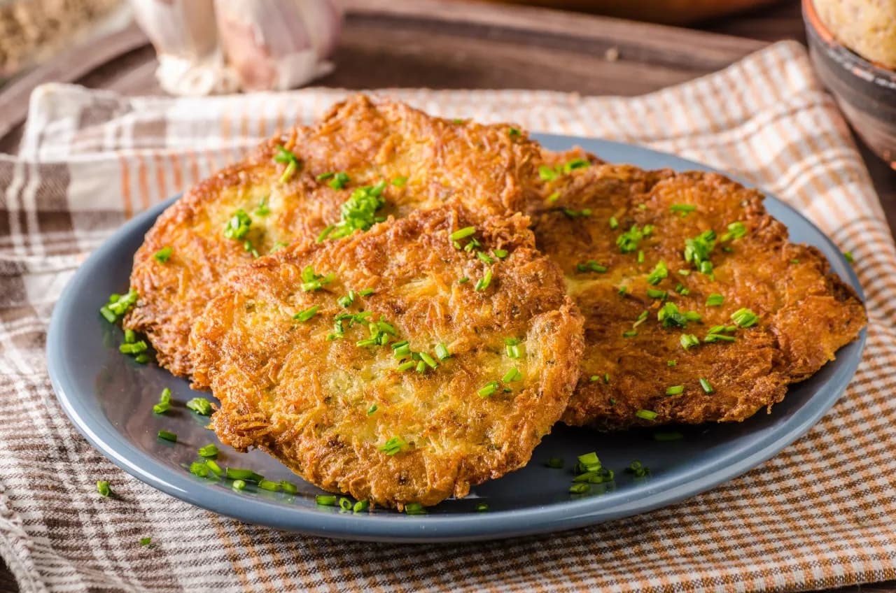 Placki ziemniaczane: 20+ pomysłów na dodatki. Klasyka i nowości!