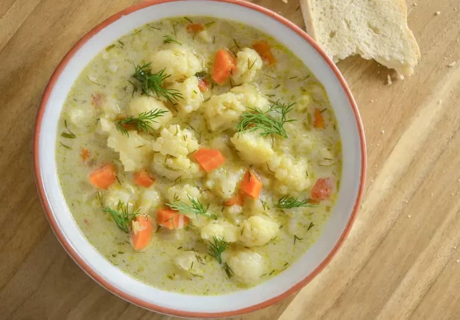 Babcina zupa kalafiorowa: Odtwórz smak dzieciństwa! Sekrety i przepis