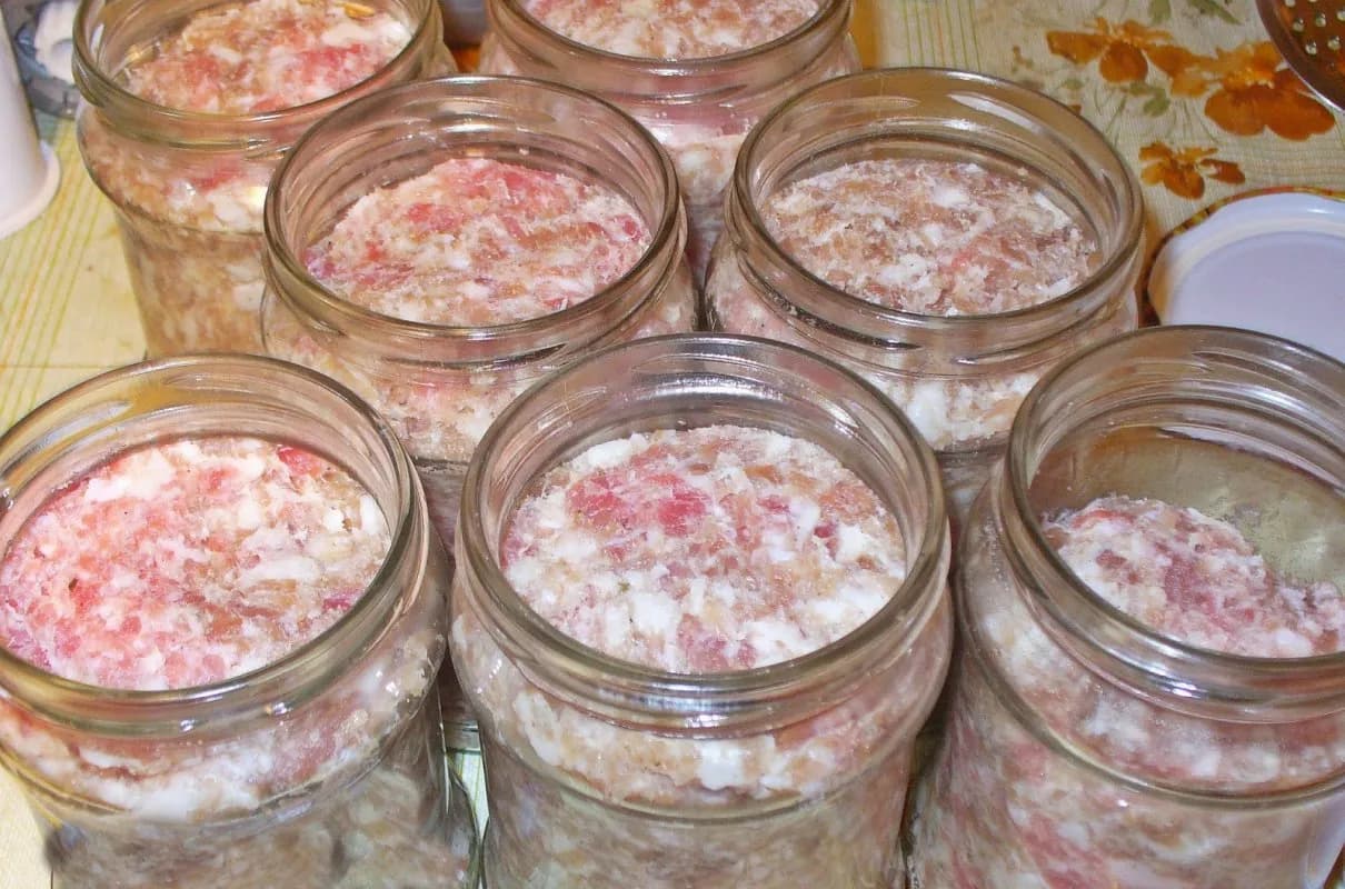 Jak zrobić domową kiełbasę w słoikach? Przepis na lata!