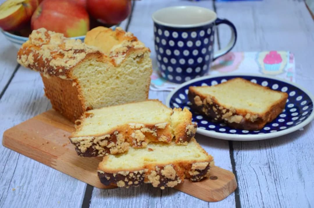 Babciny placek drożdżowy: puszysty, z kruszonką i bez zakalca!