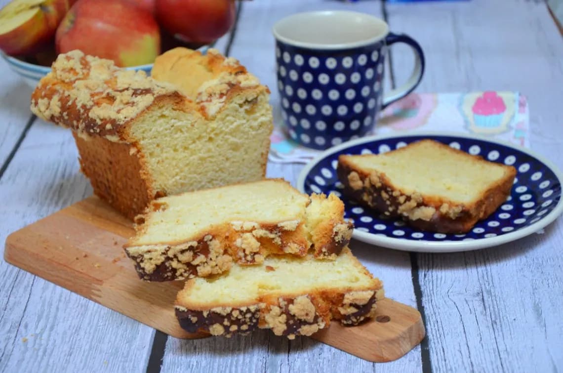 Babciny placek drożdżowy: puszysty, z kruszonką i bez zakalca!