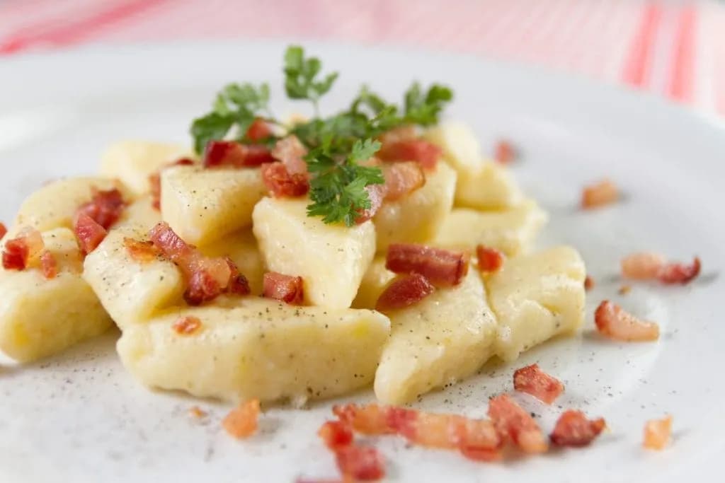 Kluski kładzione: Z czym podawać, by zachwycić? Słodko i słono