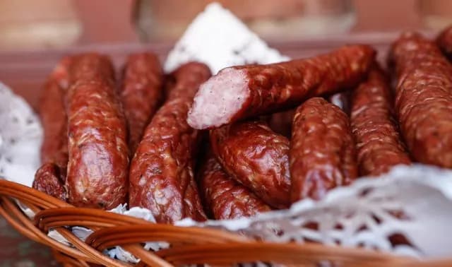 Kiełbasa swojska: Ceny, jakość, skład. Warto zapłacić więcej?
