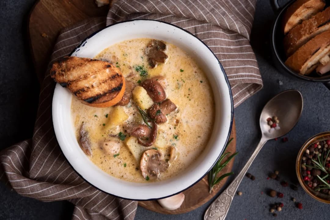 Jaka śmietana do zupy grzybowej? Wybierz idealną i uniknij zwarzenia!