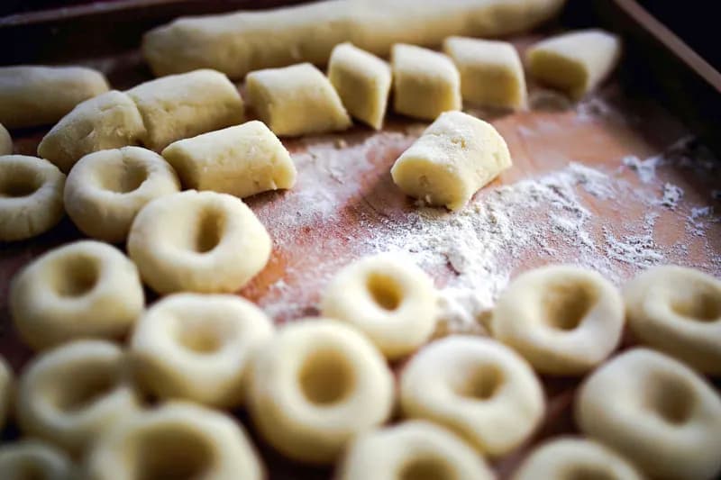 Jak odgrzać kluski śląskie? Miękkie i pyszne jak świeże!