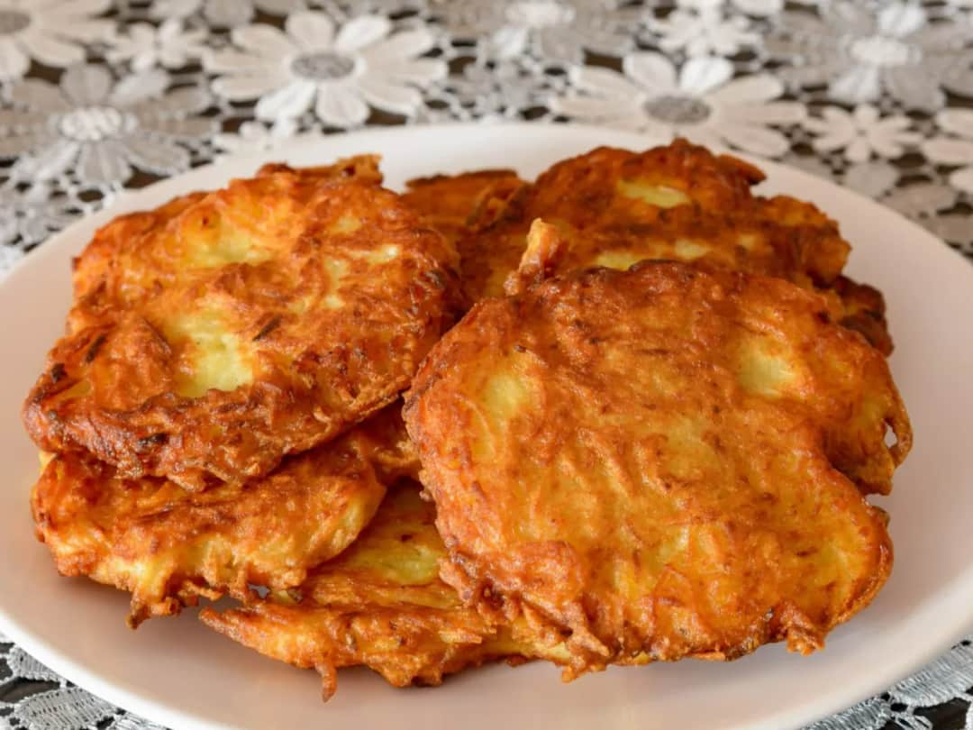 Ile jajek do placków ziemniaczanych? Klucz do chrupkości!