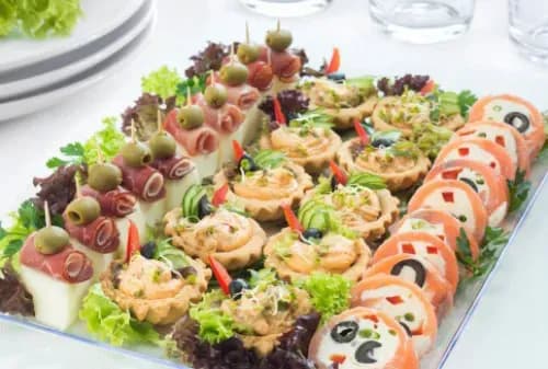 Catering na osiemnastkę: Ile kosztuje i jak obciąć koszty?