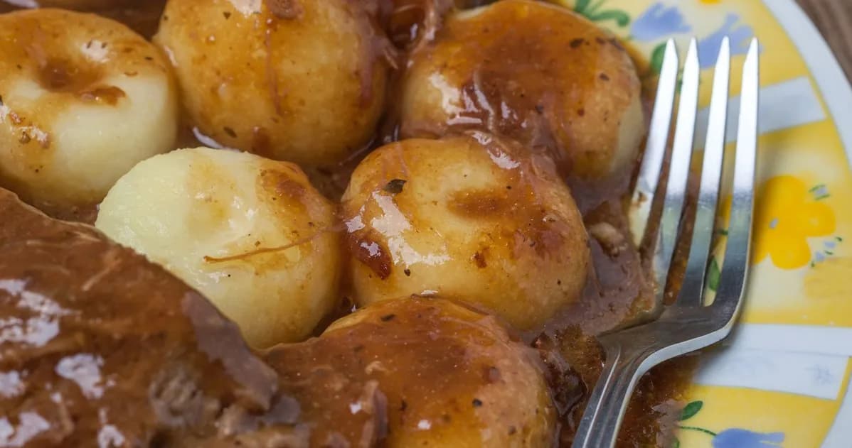Ciemny sos do klusek śląskich: Mój przepis na aksamitny sukces