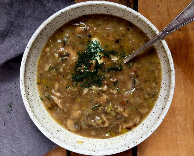 Ugotuj idealną zupę grzybową: przepisy, triki, by nie zwarzyła!